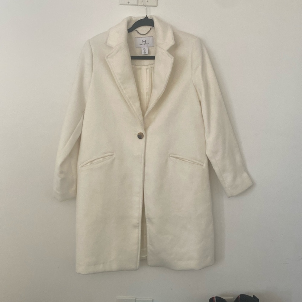 H by Halston Beautiful white coat. 53% wool very warm perfect for winter.